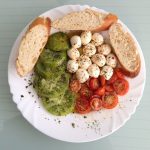 Mozzarella gruene und rote Tomaten
